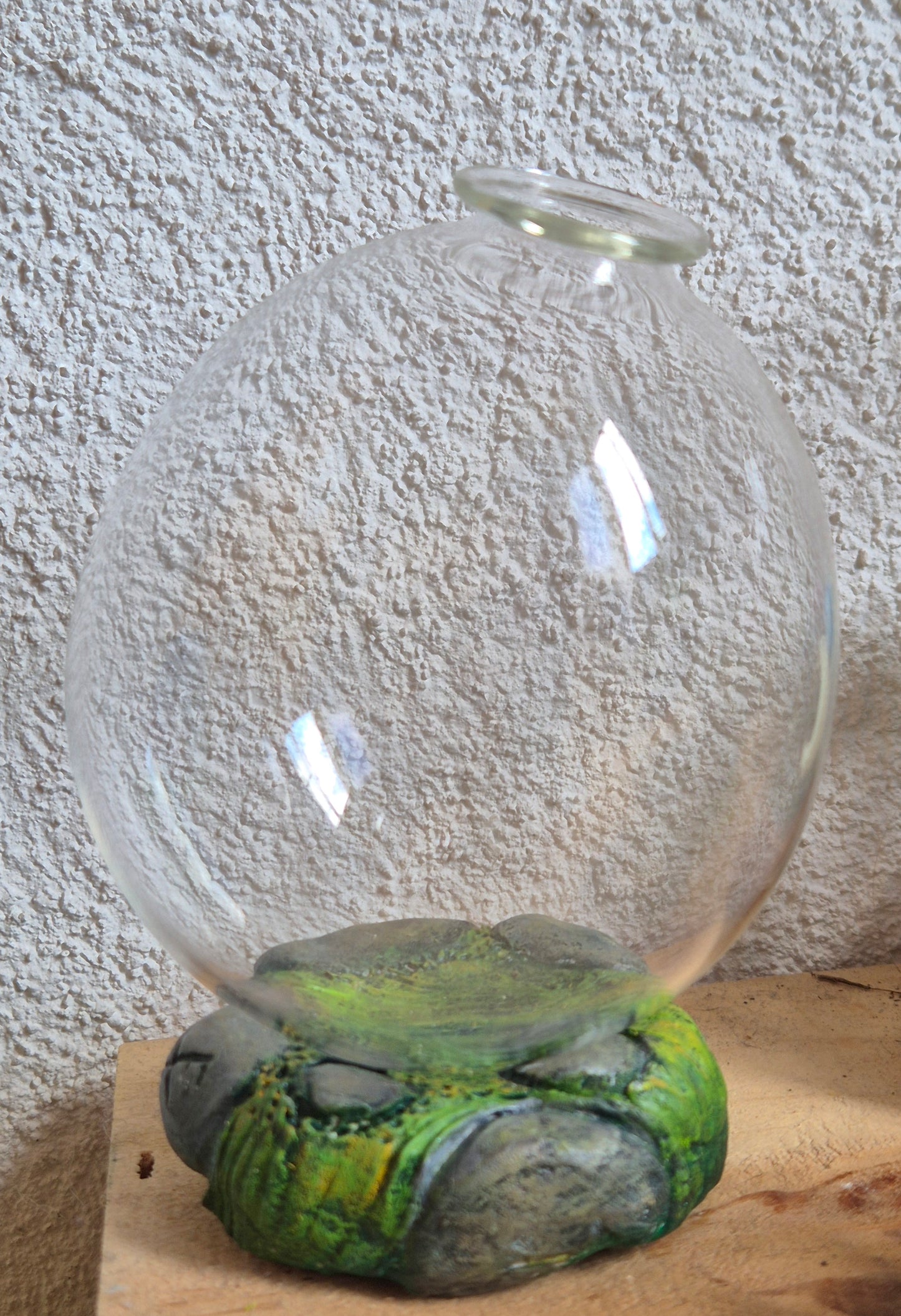 🌿 Vase féerique – Socle pierre