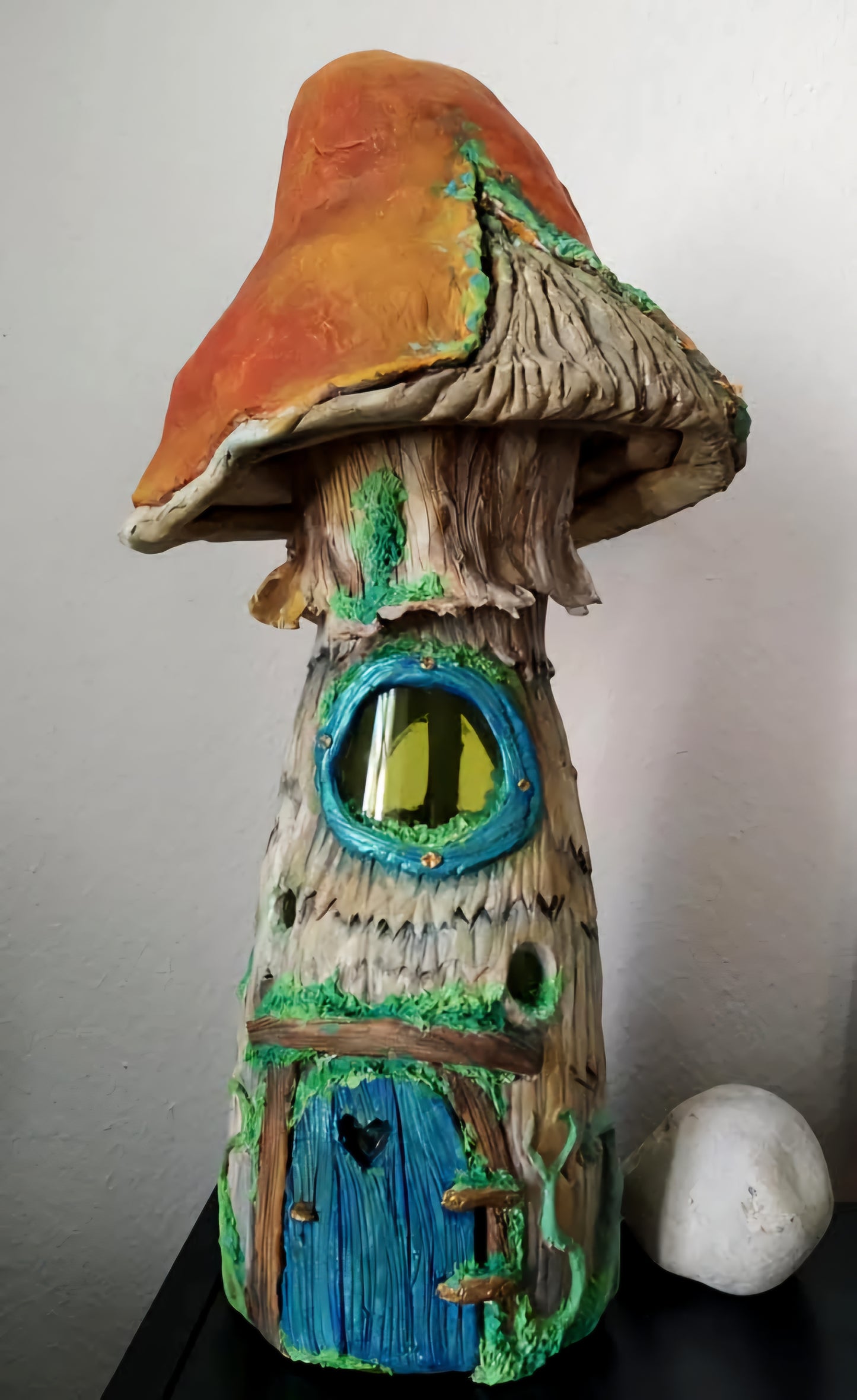 🏠🍄 Maison Champignon Psychédélique – Modèle Unique avec Hublot et Textures